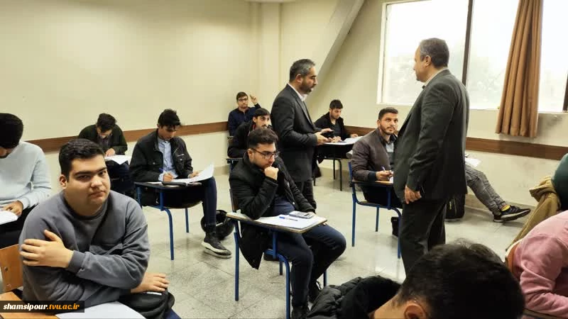 بازدید دکتر رحیمی رئیس دانشگاه فنی و حرفه ای استان تهران در دومین روز برگزاری امتحانات پایان ترم نیمسال اول 1402 دانشکده شهید شمسی پور 6