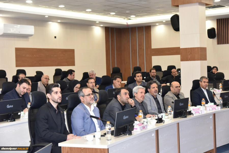 با حضور اعضای هیئت رئیسه دانشگاه و مدیران کل ستادی:
ارائه گزارش سفر ریاست دانشگاه ملی مهارت به چین 20