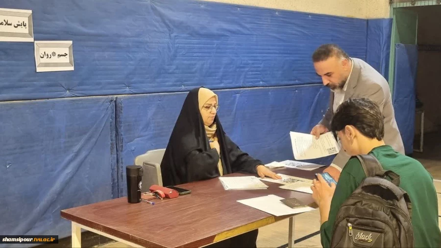 بازدید سرپرست دانشکده شهید شمسی پور از روند ثبت‌نام دانشجویان نوورود و اجرای طرح پایش سلامت جسم و روان 15