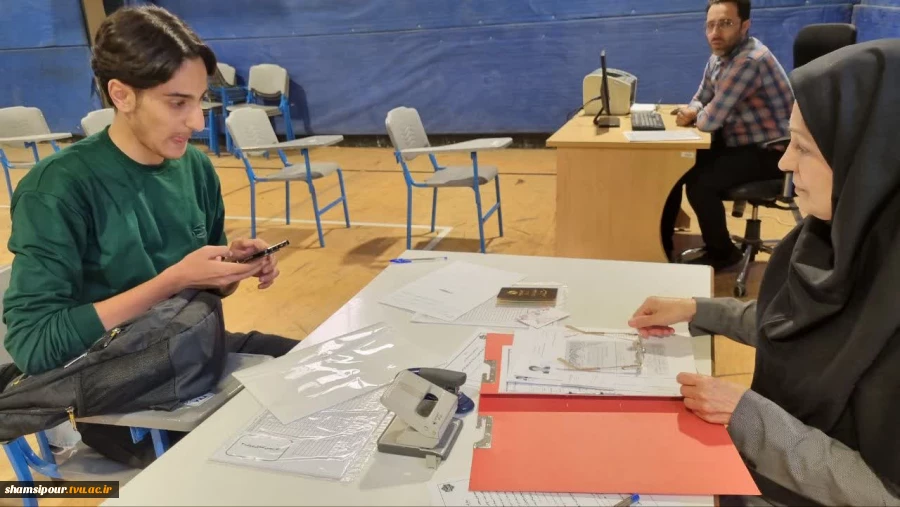 بازدید سرپرست دانشکده شهید شمسی پور از روند ثبت‌نام دانشجویان نوورود و اجرای طرح پایش سلامت جسم و روان 17