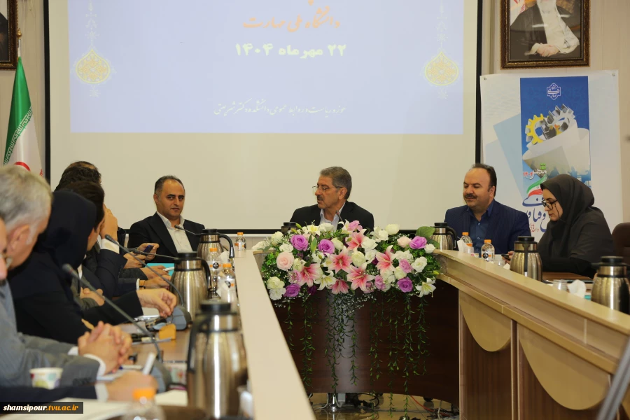 رئیس دانشگاه ملی مهارت در نشست تخصصی معاونان پژوهش و فناوری واحدهای استانی:
تشکیل دبیرخانه مسئولیت‌های اجتماعی برای دانشگاه ملی مهارت یک ضرورت است. 4