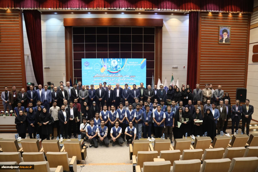 رئیس دانشگاه ملی مهارت در آیین اختتامیه سومین همایش ملی مهارت‌افزایی، هدایت شغلی و صلاحیت حرفه‌ای در آموزش عالی کشور:
امروز مهارت نه یک انتخاب بلکه یک ضرورت اجتناب‌ناپذیر است/ مسیر توسعه اقتصادی کشور از تربیت نیروهای توانمند و اشتغال‌پذیر می‌گذرد/ جوانان