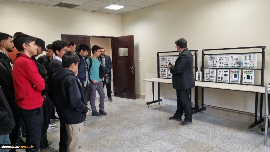 بازدید دانش‌آموزان هنرستان و دبیرستان تیزهوشان علامه حلی ۲ (سمپاد)  در سومین روز از هفته کارآفرینی از دانشکده شهید شمسی پور 14