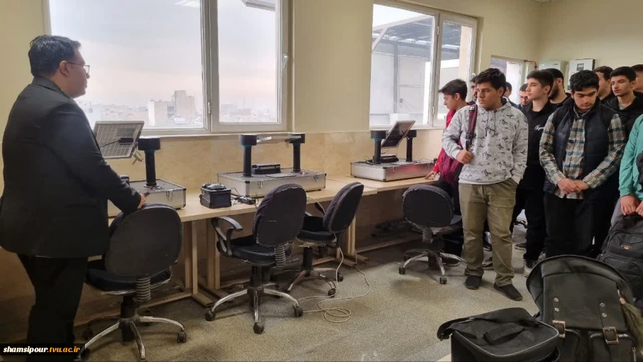 بازدید دانش‌آموزان هنرستان و دبیرستان تیزهوشان علامه حلی ۲ (سمپاد)  در سومین روز از هفته کارآفرینی از دانشکده شهید شمسی پور 15
