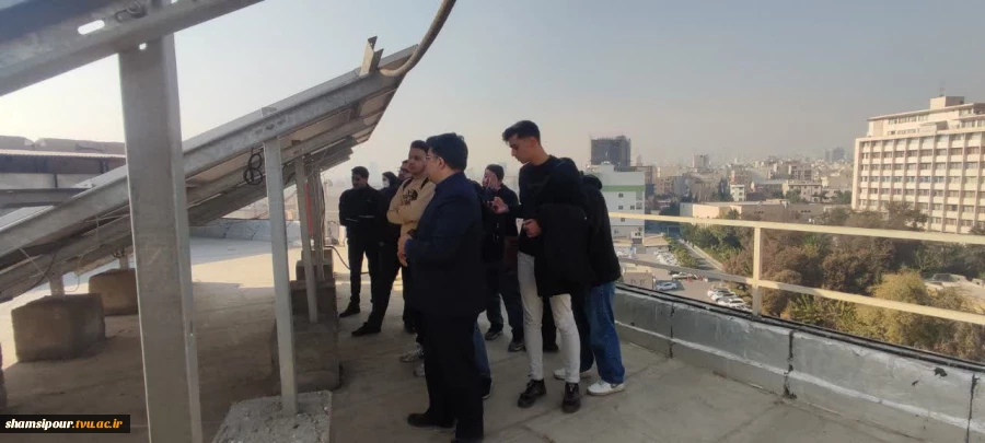 بازدید دانشجویان از نیروگاه‌های خورشیدی دانشکده به مناسبت هفته پژوهش 4