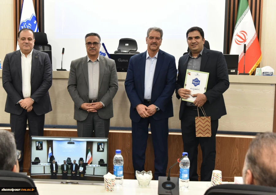 با حضور مشاور وزیر و مدیرکل حوزه وزارتی و روابط عمومی وزارت عتف و رئیس دانشگاه ملی مهارت صورت گرفت؛
معرفی روابط عمومی‌های برتر سال ۱۴۰۳دانشگاه ملی مهارت 13