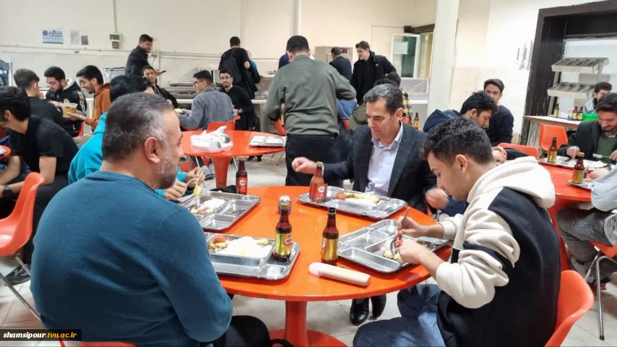 حضور مسئولان دانشکده  در کنار دانشجویان به مناسبت روز دانشجو در سلف سرویس دانشجویی  2