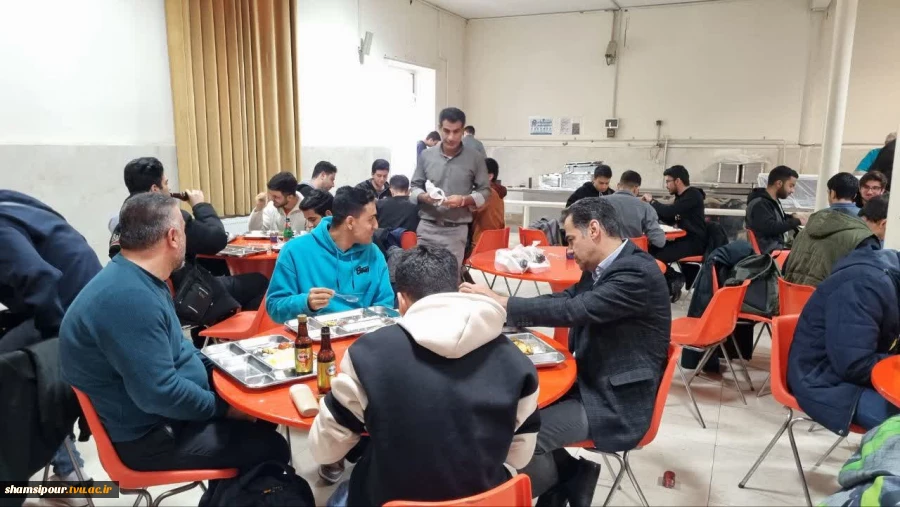 حضور مسئولان دانشکده  در کنار دانشجویان به مناسبت روز دانشجو در سلف سرویس دانشجویی  7