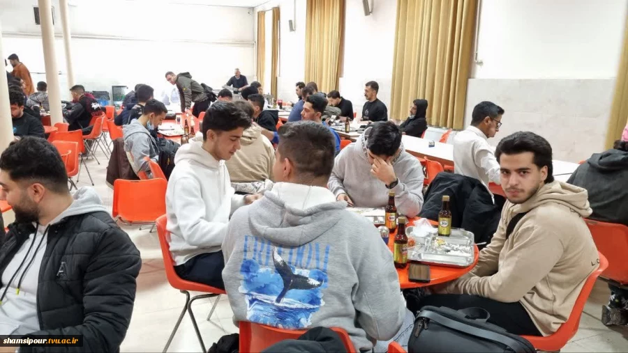 حضور مسئولان دانشکده  در کنار دانشجویان به مناسبت روز دانشجو در سلف سرویس دانشجویی  8