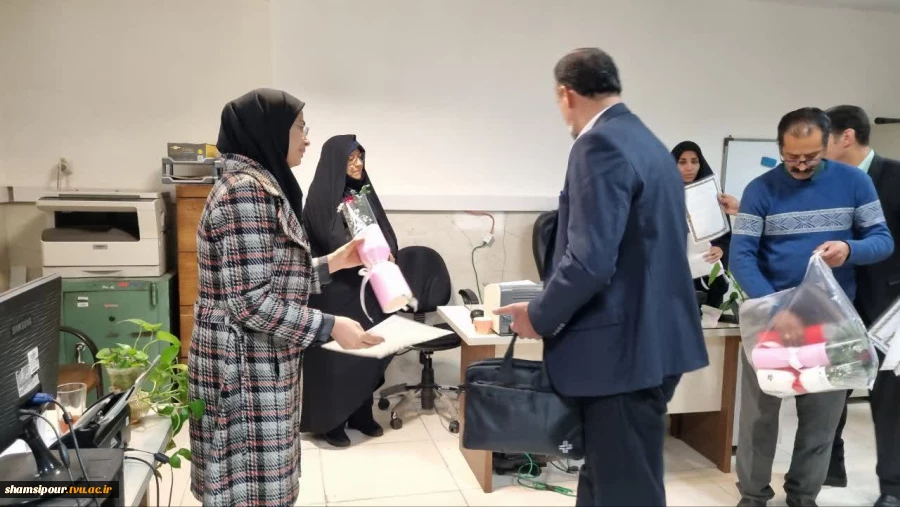 تقدیر از همکاران خانم به مناسبت ولادت حضرت فاطمه زهرا(س) در دانشکده شهید شمسی‌پور
 5