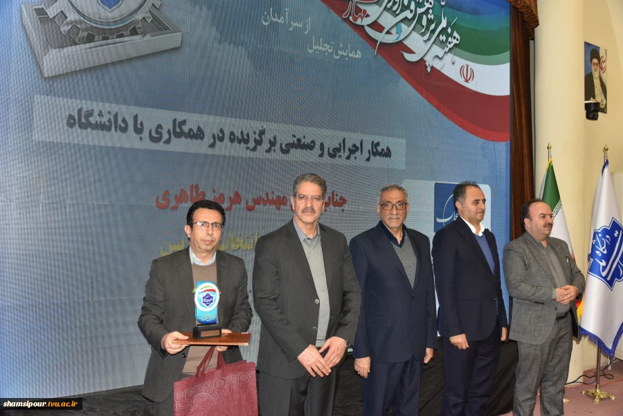 با حضور سرپرست معاونت پژوهشی وزارت علوم، تحقیقات و فناوری و رئیس دانشگاه ملی مهارت صورت گرفت؛
تجلیل از سرآمدان پژوهش و فناوری دانشگاه ملی مهارت در همایش گرامی‌داشت هفته ملی پژوهش و فناوری 20