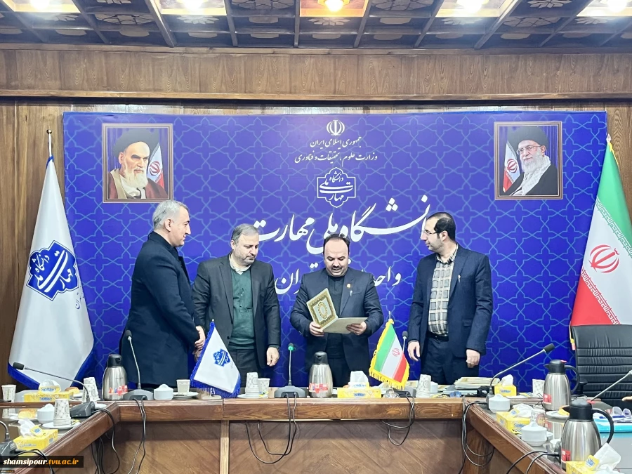 با حضور دکتر مهرداد احمدی معاون پژوهش و فناوری دانشگاه ملی مهارت؛ 
مراسم گرامی‌داشت هفته پژوهش و فناوری و تجلیل از پژوهشگران، فناوران و نوآوران دانشگاه ملی مهارت استان تهران برگزار شد 5