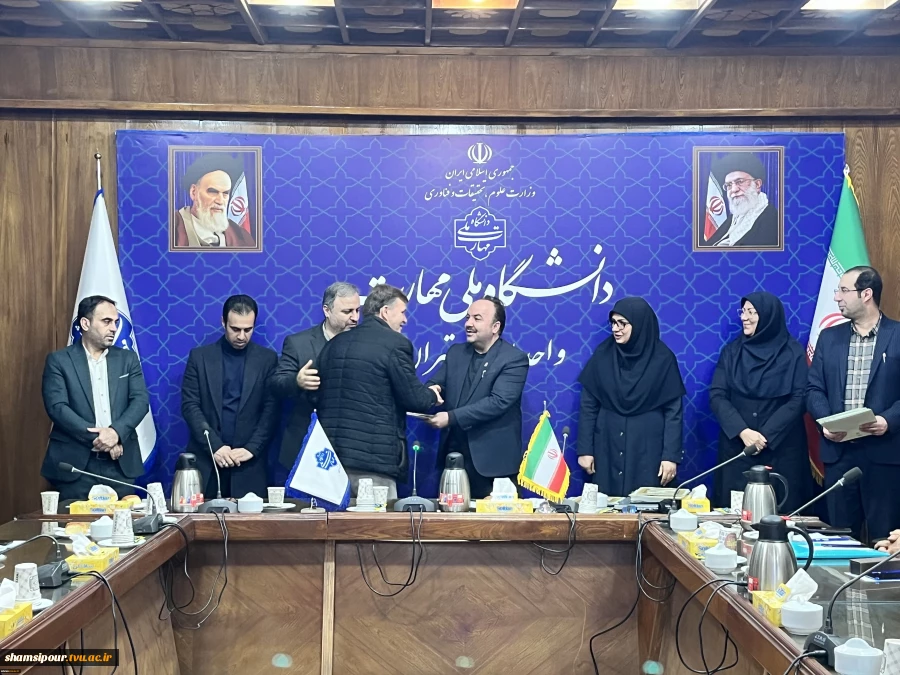 با حضور دکتر مهرداد احمدی معاون پژوهش و فناوری دانشگاه ملی مهارت؛ 
مراسم گرامی‌داشت هفته پژوهش و فناوری و تجلیل از پژوهشگران، فناوران و نوآوران دانشگاه ملی مهارت استان تهران برگزار شد 8