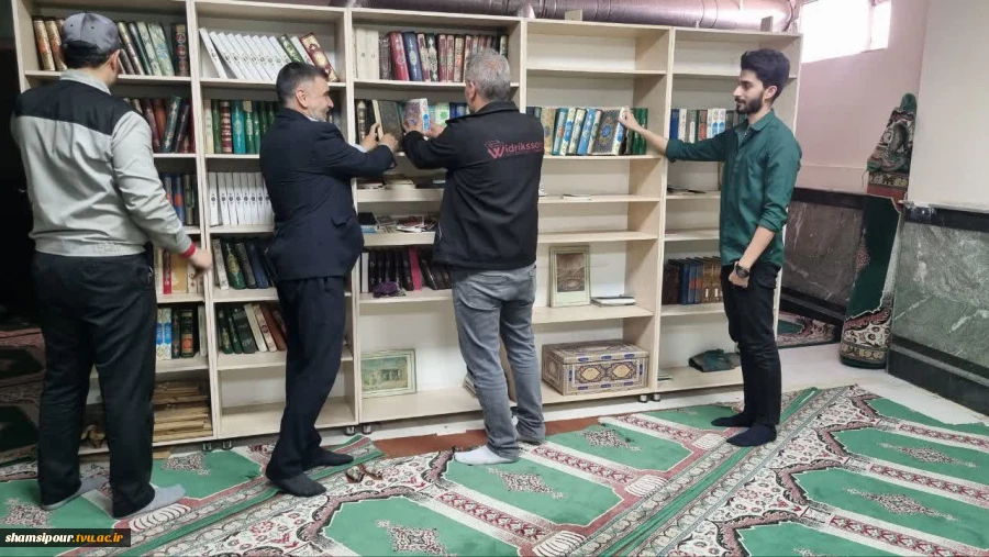 وَعَهِدْنَا إِلَىٰ إِبْرَاهِیمَ وَإِسْمَاعِیلَ أَنْ طَهِّرَا بَیْتِیَ لِلطَّائِفِینَ وَالْعَاکِفِینَ وَالرُّکَّعِ السُّجُودِ
و به ابراهیم و اسماعیل سفارش کردیم که خانه ام را برای طواف کنندگان و اعتکاف کنندگان و رکوع کنندگان وسجده گذاران از هر آلودگی ظاهر