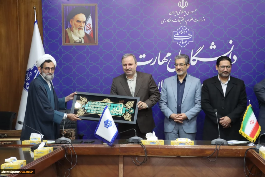 با حضور معاون آموزشی، معاون فرهنگی و دانشجویی و مسئول نهاد مقام معظم رهبری(مدظله) در دانشگاه ملی مهارت کشور؛
 مراسم تکریم و معارفه سرپرست دانشگاه ملی مهارت واحد استانی تهران و دانشکده فنی انقلاب اسلامی برگزار شد 14