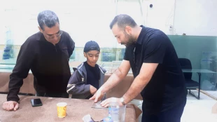 بازدید مهندس هوشیاری به همراه معاون دانشجویی و فرهنگی از کارگاه شیشه بری دانشجویان جهادگر دانشکده شهید شمسی پو 3