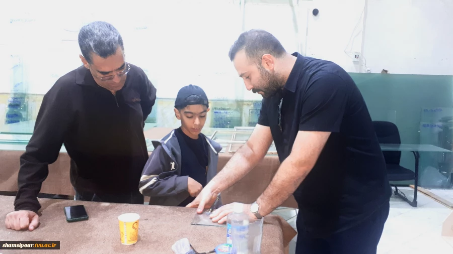 بازدید مهندس هوشیاری به همراه معاون دانشجویی و فرهنگی از کارگاه شیشه بری دانشجویان جهادگر دانشکده شهید شمسی پو 3