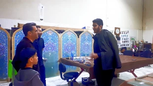 بازدید مهندس هوشیاری به همراه معاون دانشجویی و فرهنگی از کارگاه شیشه بری دانشجویان جهادگر دانشکده شهید شمسی پو 4