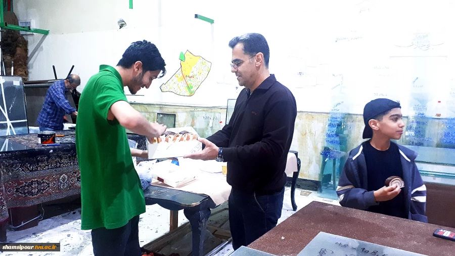 بازدید مهندس هوشیاری به همراه معاون دانشجویی و فرهنگی از کارگاه شیشه بری دانشجویان جهادگر دانشکده شهید شمسی پو 5