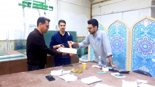 بازدید مهندس هوشیاری به همراه معاون دانشجویی و فرهنگی از کارگاه شیشه بری دانشجویان جهادگر دانشکده شهید شمسی پو 6