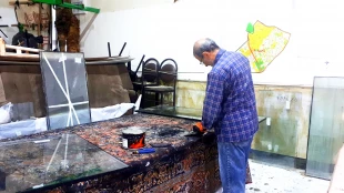 بازدید مهندس هوشیاری به همراه معاون دانشجویی و فرهنگی از کارگاه شیشه بری دانشجویان جهادگر دانشکده شهید شمسی پو 8