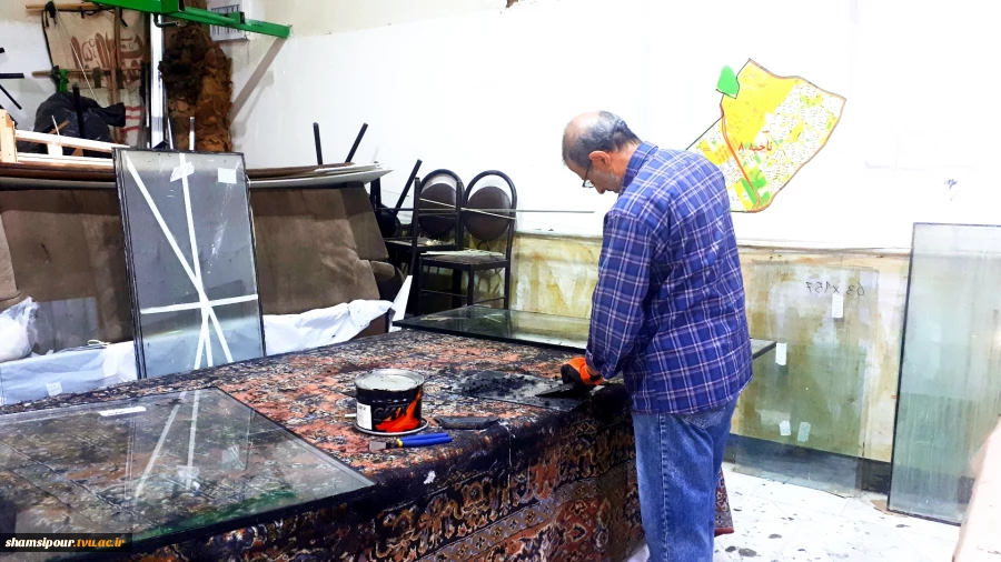 بازدید مهندس هوشیاری به همراه معاون دانشجویی و فرهنگی از کارگاه شیشه بری دانشجویان جهادگر دانشکده شهید شمسی پو 8