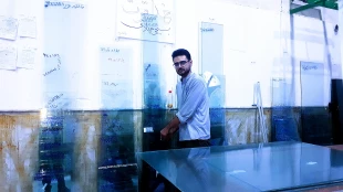 بازدید مهندس هوشیاری به همراه معاون دانشجویی و فرهنگی از کارگاه شیشه بری دانشجویان جهادگر دانشکده شهید شمسی پو 9