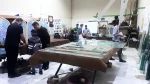بازدید مهندس هوشیاری به همراه معاون دانشجویی و فرهنگی از کارگاه شیشه بری دانشجویان جهادگر دانشکده شهید شمسی پو 10