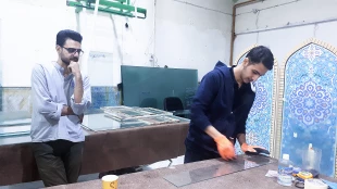 بازدید مهندس هوشیاری به همراه معاون دانشجویی و فرهنگی از کارگاه شیشه بری دانشجویان جهادگر دانشکده شهید شمسی پو 11