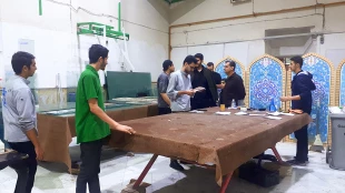 بازدید مهندس هوشیاری به همراه معاون دانشجویی و فرهنگی از کارگاه شیشه بری دانشجویان جهادگر دانشکده شهید شمسی پو 14