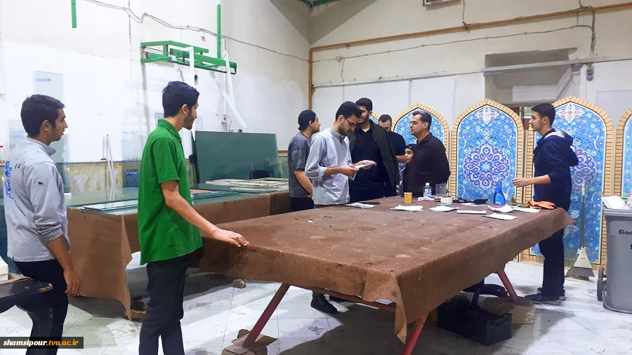 بازدید مهندس هوشیاری به همراه معاون دانشجویی و فرهنگی از کارگاه شیشه بری دانشجویان جهادگر دانشکده شهید شمسی پو 14