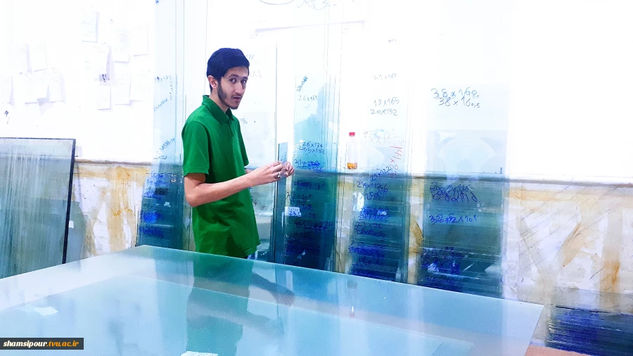 بازدید مهندس هوشیاری به همراه معاون دانشجویی و فرهنگی از کارگاه شیشه بری دانشجویان جهادگر دانشکده شهید شمسی پو 16