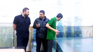 بازدید مهندس هوشیاری به همراه معاون دانشجویی و فرهنگی از کارگاه شیشه بری دانشجویان جهادگر دانشکده شهید شمسی پو 17