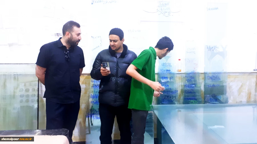 بازدید مهندس هوشیاری به همراه معاون دانشجویی و فرهنگی از کارگاه شیشه بری دانشجویان جهادگر دانشکده شهید شمسی پو 17