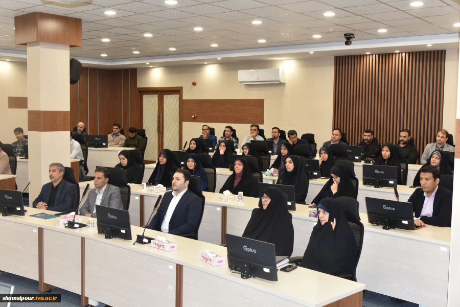 نشست رئیس و هیئت رئیسه دانشگاه با کارکنان سازمان مرکزی به مناسبت سال نو 13