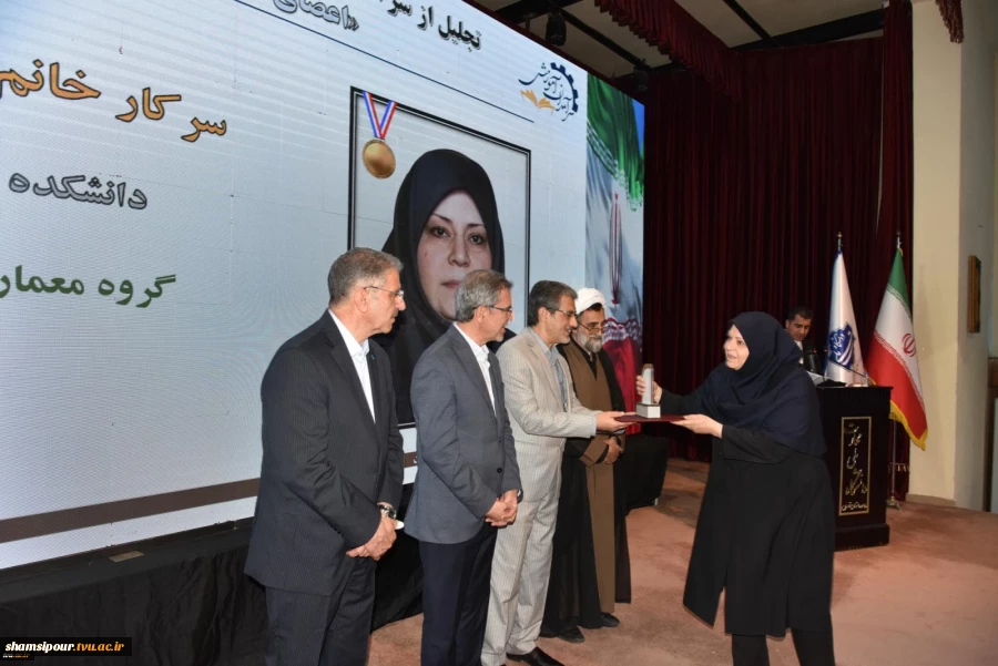 رئیس دانشگاه ملی مهارت در جشنواره سرآمدی آموزش استان تهران:
دانشگاه ملی مهارت می تواند معمار دانشگاه‌های مهارتی کشور باشد و اصولی مثل تعیین استاندارد، تربیت مربی و تضمین کیفیت را راهبری نماید/ استاد سرآمد کسی است که دانش را به مهارت تبدیل کند. 49