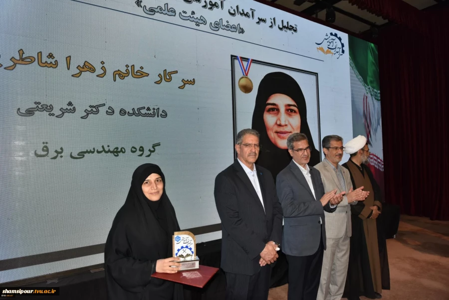 رئیس دانشگاه ملی مهارت در جشنواره سرآمدی آموزش استان تهران:
دانشگاه ملی مهارت می تواند معمار دانشگاه‌های مهارتی کشور باشد و اصولی مثل تعیین استاندارد، تربیت مربی و تضمین کیفیت را راهبری نماید/ استاد سرآمد کسی است که دانش را به مهارت تبدیل کند. 50