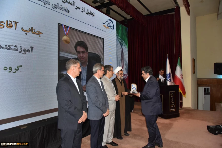 رئیس دانشگاه ملی مهارت در جشنواره سرآمدی آموزش استان تهران:
دانشگاه ملی مهارت می تواند معمار دانشگاه‌های مهارتی کشور باشد و اصولی مثل تعیین استاندارد، تربیت مربی و تضمین کیفیت را راهبری نماید/ استاد سرآمد کسی است که دانش را به مهارت تبدیل کند. 52