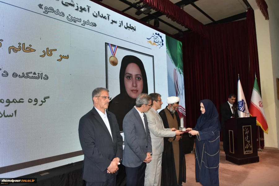 رئیس دانشگاه ملی مهارت در جشنواره سرآمدی آموزش استان تهران:
دانشگاه ملی مهارت می تواند معمار دانشگاه‌های مهارتی کشور باشد و اصولی مثل تعیین استاندارد، تربیت مربی و تضمین کیفیت را راهبری نماید/ استاد سرآمد کسی است که دانش را به مهارت تبدیل کند. 53