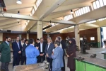 رئیس دانشگاه ملی مهارت در جشنواره سرآمدی آموزش استان تهران:
دانشگاه ملی مهارت می تواند معمار دانشگاه‌های مهارتی کشور باشد و اصولی مثل تعیین استاندارد، تربیت مربی و تضمین کیفیت را راهبری نماید/ استاد سرآمد کسی است که دانش را به مهارت تبدیل کند. 64