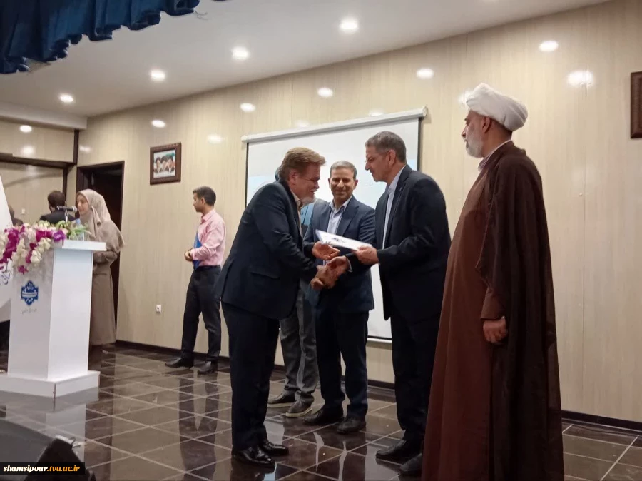 رئیس دانشگاه ملی مهارت در آیین تجلیل از سرآمدان آموزشی دانشگاه ملی مهارت واحد استانی اصفهان:
تدوین مسیرهای آموزشی مبتنی بر چارچوب‌های ملی و بین‌المللی صلاحیت حرفه‌ای و همچنین سند آمایش رشته‌های مهارتی در دستور کار دانشگاه قرار دارد. 5