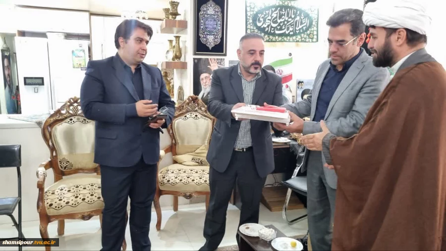 دیدار رئیس دانشکده شهید شمسی‌پور در جمع خانواده  دانشجوی شهید مهدی حسینی؛ 
  روایت ایثار و پایداری 4