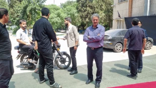 در آستانه برگزاری مراسم باشکوه وداع و تشییع پیکر مطهر رهبر معظم انقلاب،
دکتر زمانی از روند آماده‌سازی موکب و محل اسکان زائران در دانشکده شهید شمسی‌پور بازدید کرد.
 9